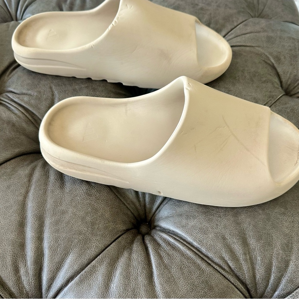 Adidas Men’s Yeezy Slide - Used